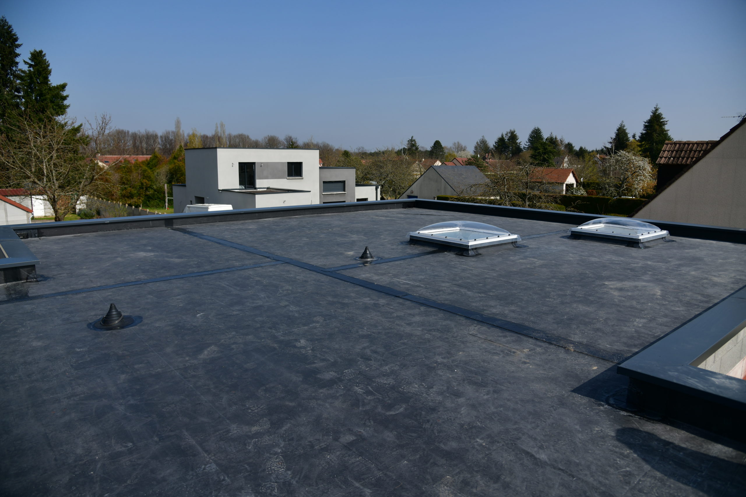 picture of newly installed black EPDM roofing